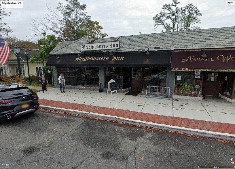 200 Orinoco Dr, Brightwaters, NY 11718