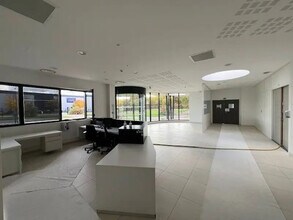 8 Rue Du Maréchal De Lattre De Tassigny, Élancourt for lease Building Photo- Image 1 of 4