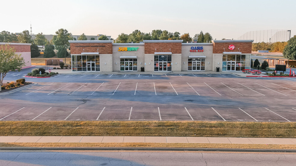 4204 W Green Acres Rd, Rogers, AR for lease - Building Photo - Image 1 of 3