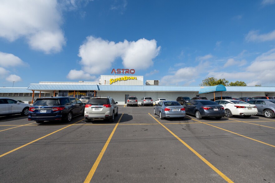 3239 Harry Wurzbach Rd, San Antonio, TX for sale - Building Photo - Image 1 of 1