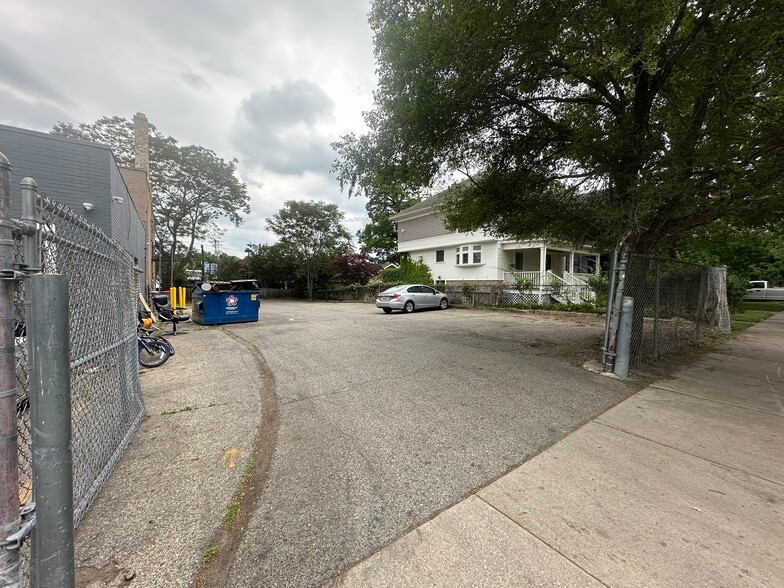 1420 Lake Dr SE, Grand Rapids, MI for lease - Building Photo - Image 3 of 19