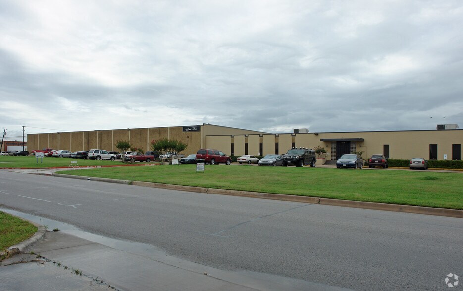 8220 Ambassador Row, Dallas, TX for sale - Primary Photo - Image 1 of 1