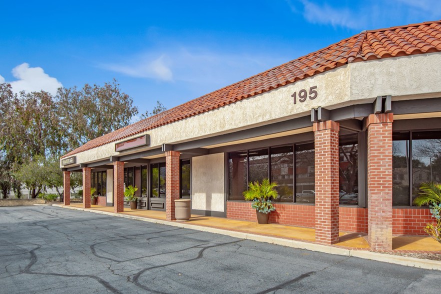 195 E Hillcrest Dr, Thousand Oaks, CA for lease - Building Photo - Image 2 of 7