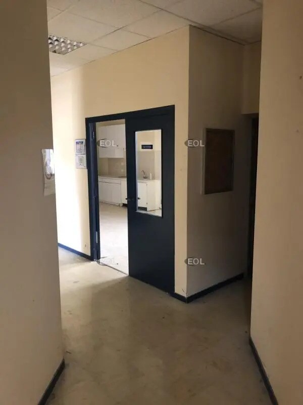 Flex in Saint-Thibault-des-Vignes for lease Interior Photo- Image 1 of 8