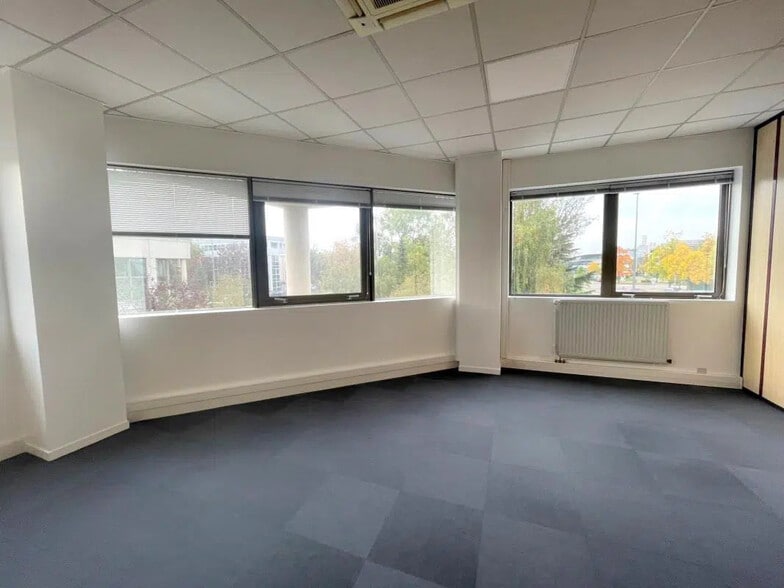 Office in Poissy for lease - Building Photo - Image 3 of 13