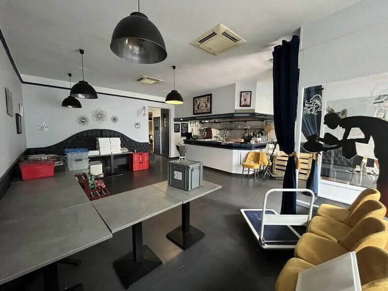 Retail in Saint-Quentin for lease - Building Photo - Image 2 of 4