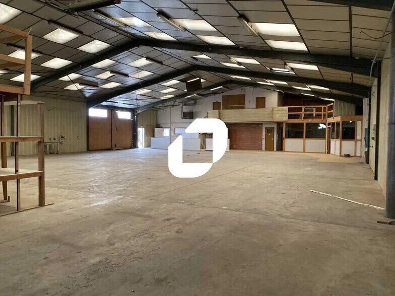 Flex in Pessac for lease - Interior Photo - Image 2 of 7