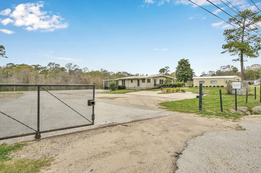 418 Bayou Dr, Channelview, TX 77530 418 Bayou Drive, Channelview, TX