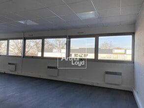 Flex in Chilly-Mazarin for lease Interior Photo- Image 1 of 3