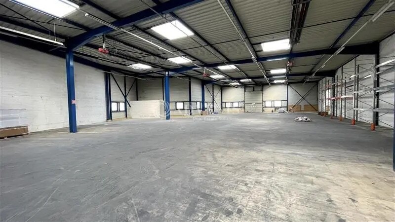 Flex in Chelles for lease - Interior Photo - Image 2 of 8