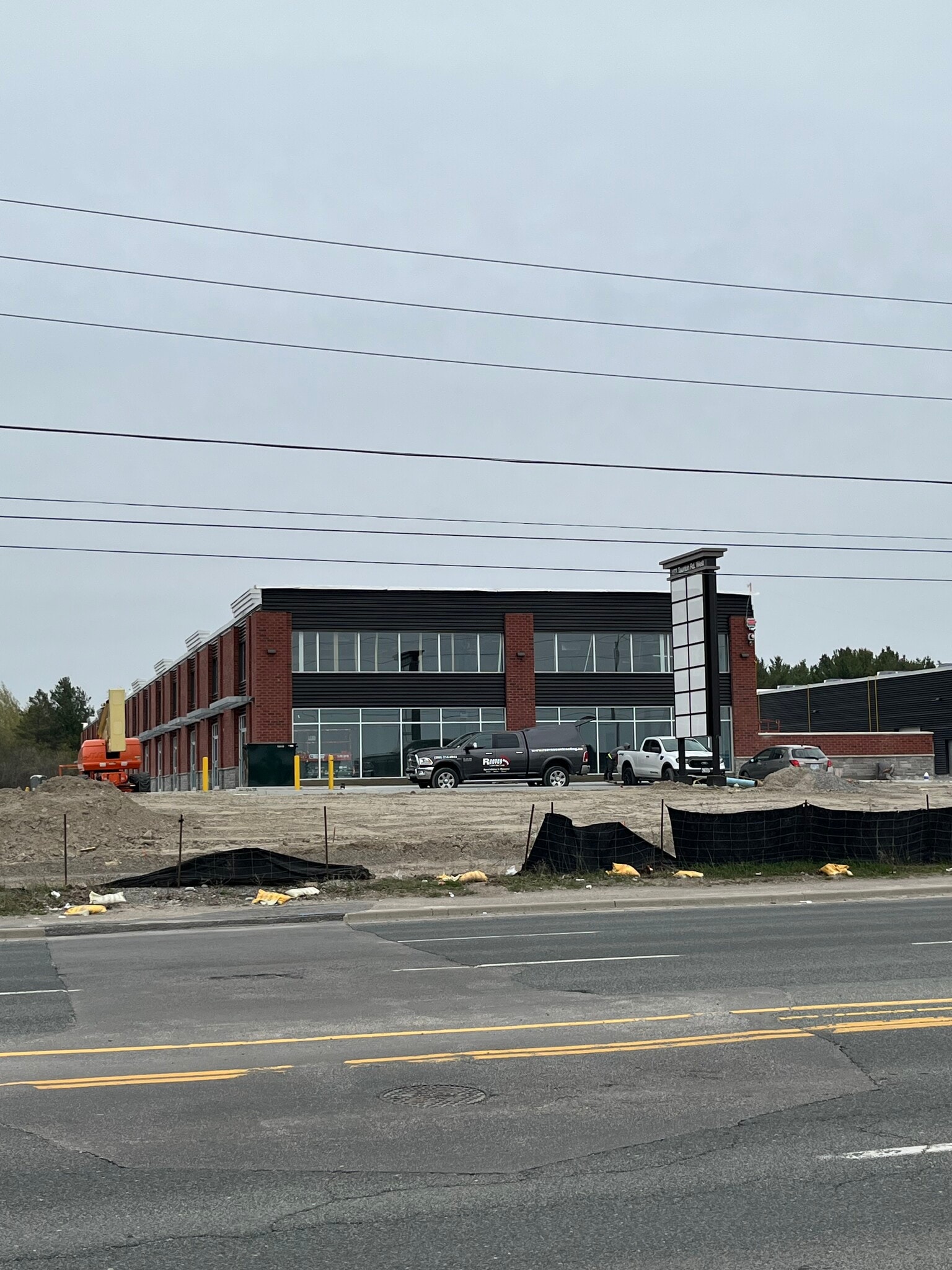 472 Taunton Rd W, Oshawa, ON for sale Primary Photo- Image 1 of 1