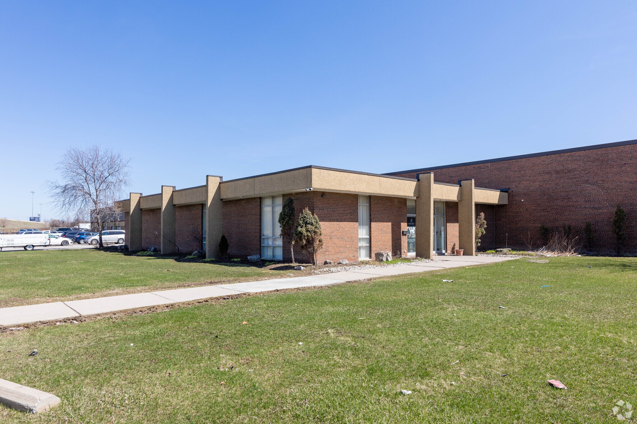 385-387 Carlingview Dr, Toronto, ON for lease Primary Photo- Image 1 of 8
