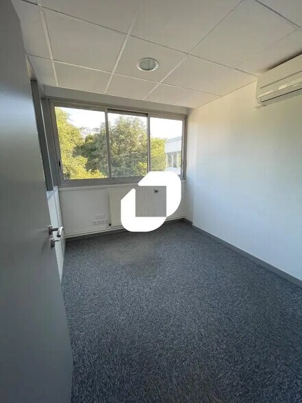Office in SAINT-MARTIN-D'HERES for lease - Interior Photo - Image 3 of 8
