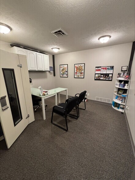 4740 Linden St, Lincoln, NE for lease - Building Photo - Image 2 of 5