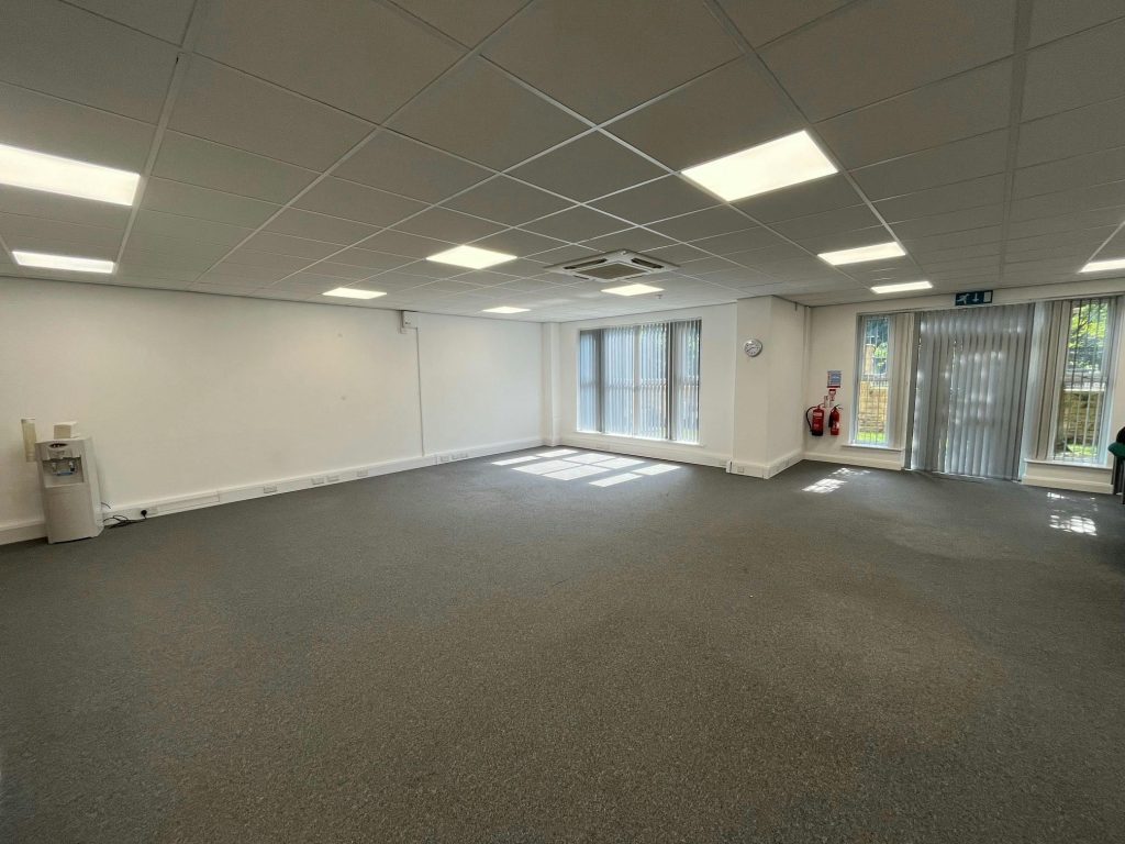 Dowley Gap Ln, Bingley for lease Interior Photo- Image 1 of 4