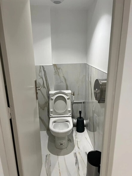 Office in Paris for sale - Building Photo - Image 2 of 17