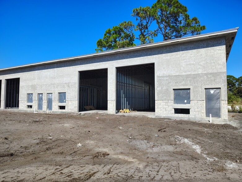 2095 Commerce Lakes Dr, Port Saint Lucie, FL for lease - Building Photo - Image 3 of 4