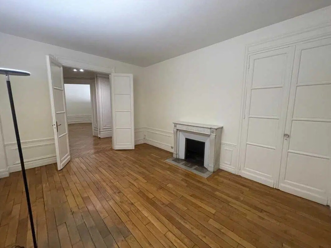 Office in Paris for lease Interior Photo- Image 1 of 9