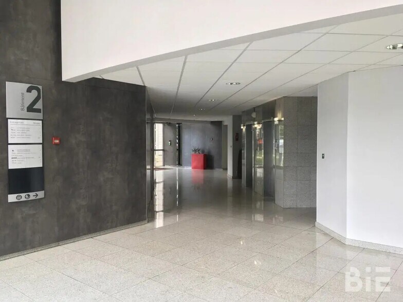 Office in Pessac for lease - Lobby - Image 2 of 15