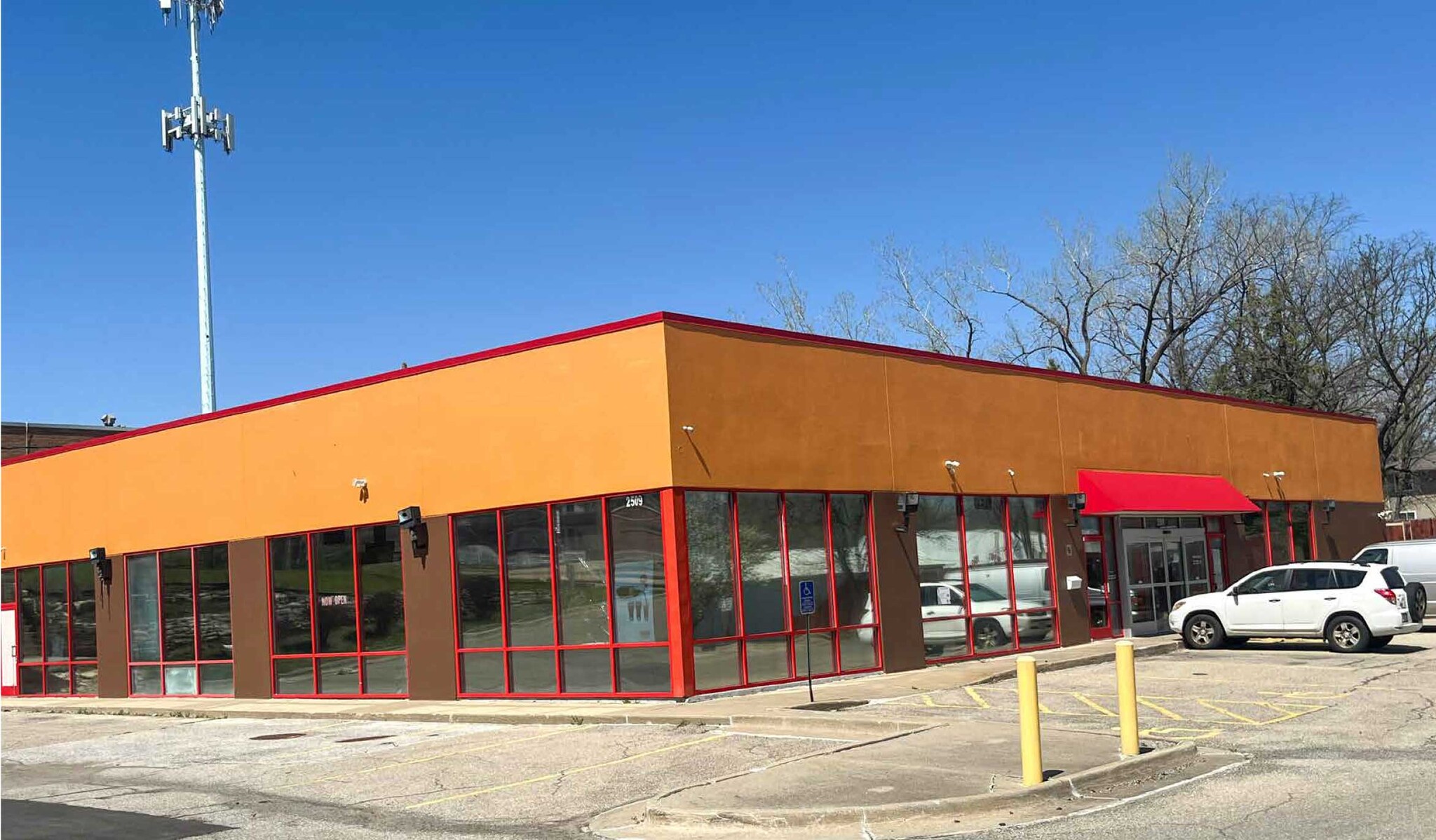 2509 E Douglas Ave, Des Moines, IA for sale Building Photo- Image 1 of 5