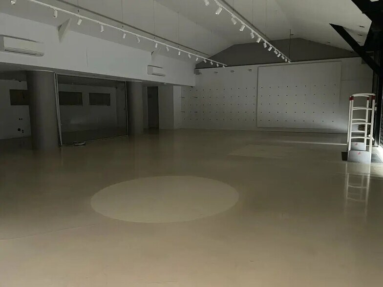 Retail in Guipavas for sale - Interior Photo - Image 2 of 2