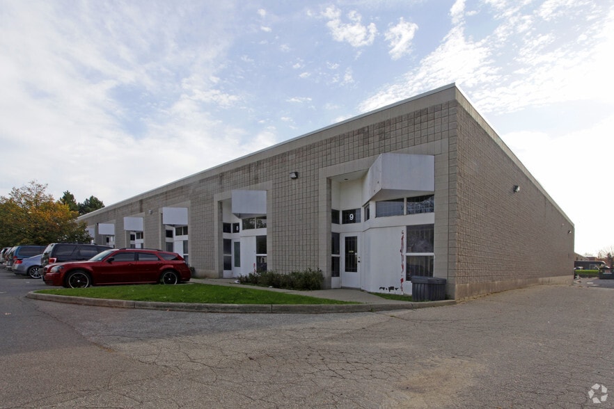 2505 Dunwin Dr, Mississauga, ON for lease - Building Photo - Image 2 of 13