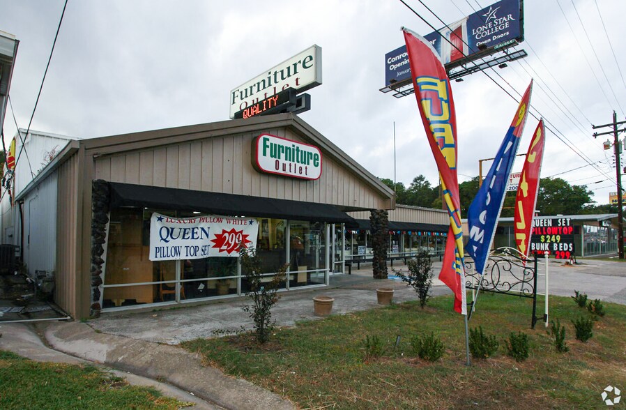 809 W Davis St, Conroe, TX for sale - Building Photo - Image 1 of 1