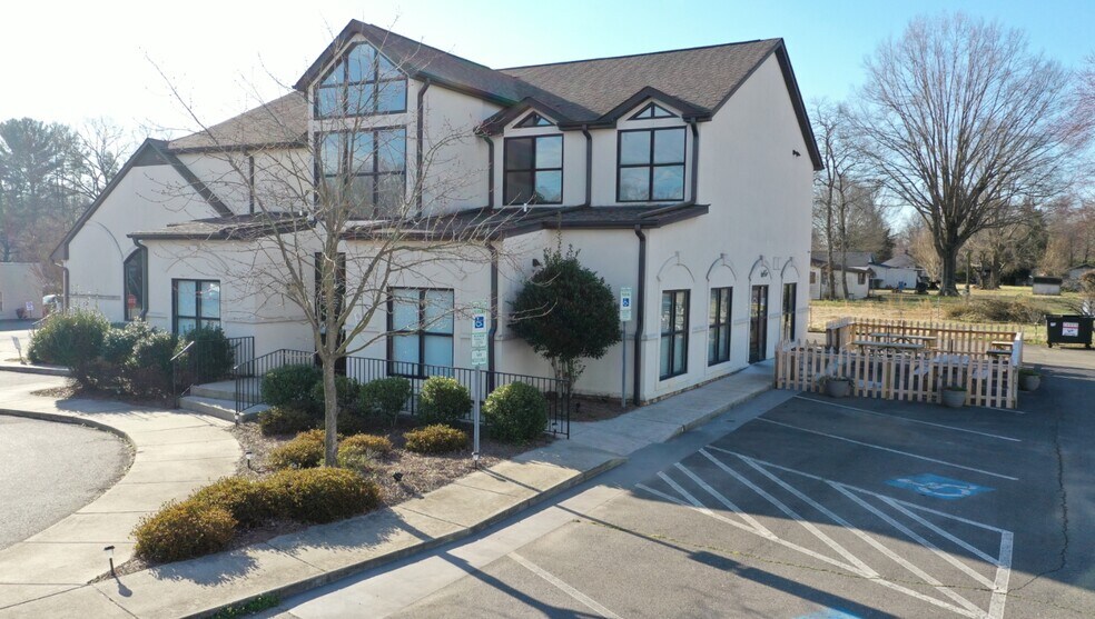 901 W Main St, Yadkinville, NC 27055