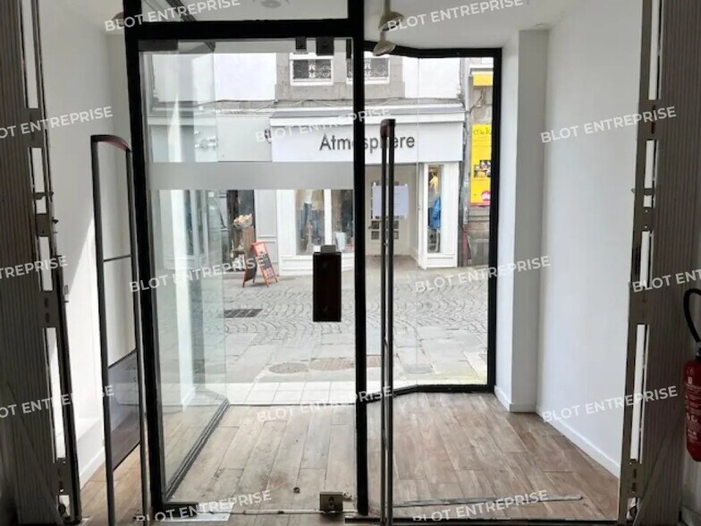 Office in Saint-Brieuc for lease - Interior Photo - Image 2 of 5