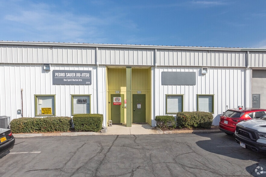 308-330 Victory Dr, Herndon, VA for lease - Building Photo - Image 2 of 3
