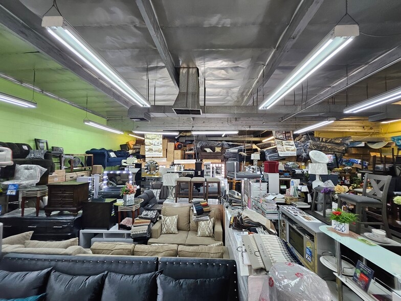 9727 Alondra Blvd, Bellflower, CA for sale - Interior Photo - Image 2 of 9