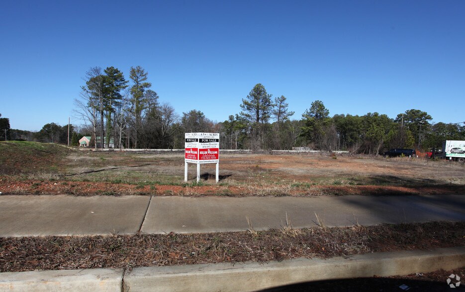 3825 Hamby Rd, Alpharetta, GA 30004