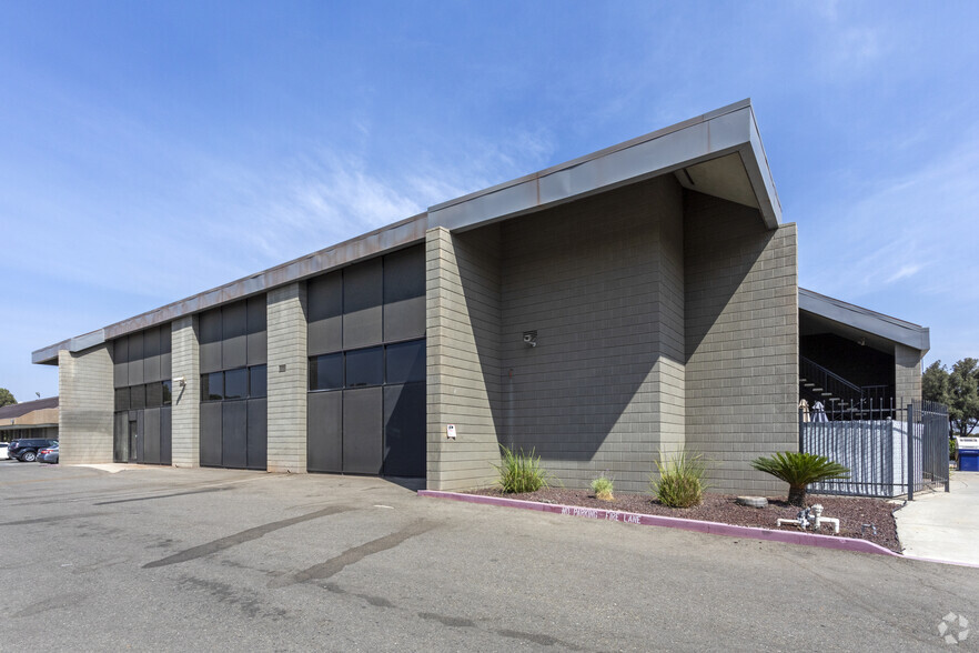 5110 E Clinton Way, Fresno, CA for lease - Building Photo - Image 2 of 4