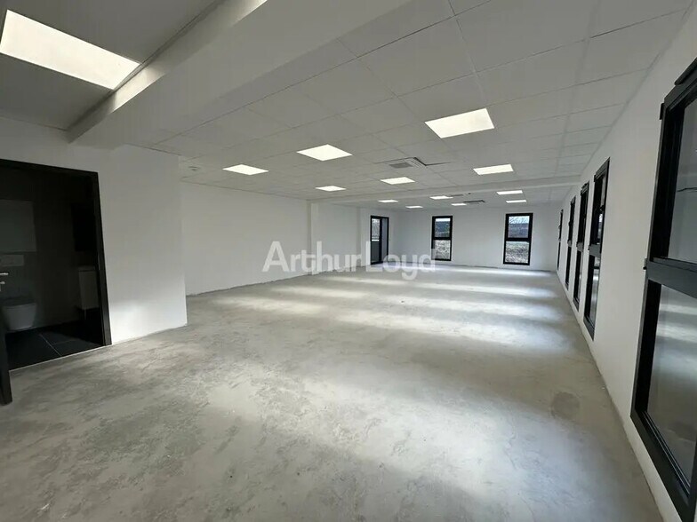 Office in Bétheny for lease - Interior Photo - Image 1 of 9