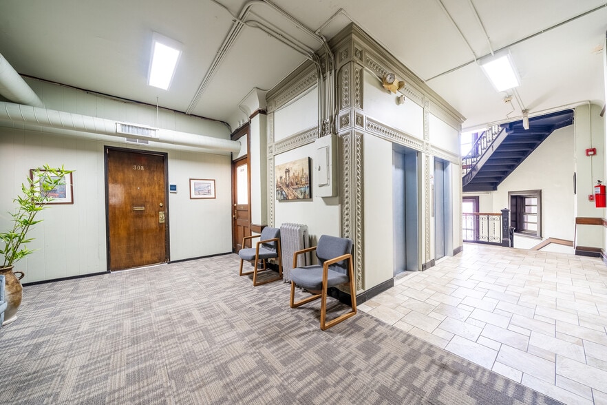 51 Newark St, Hoboken, NJ for lease - Interior Photo - Image 3 of 33