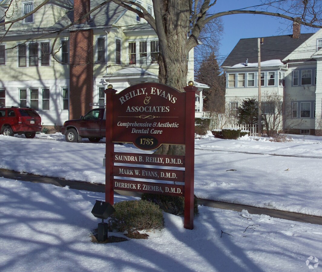 1785 Northampton St, Holyoke, MA 01040