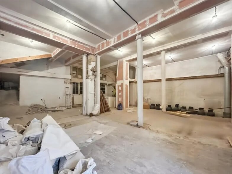 Retail in Paris for lease - Building Photo - Image 3 of 7