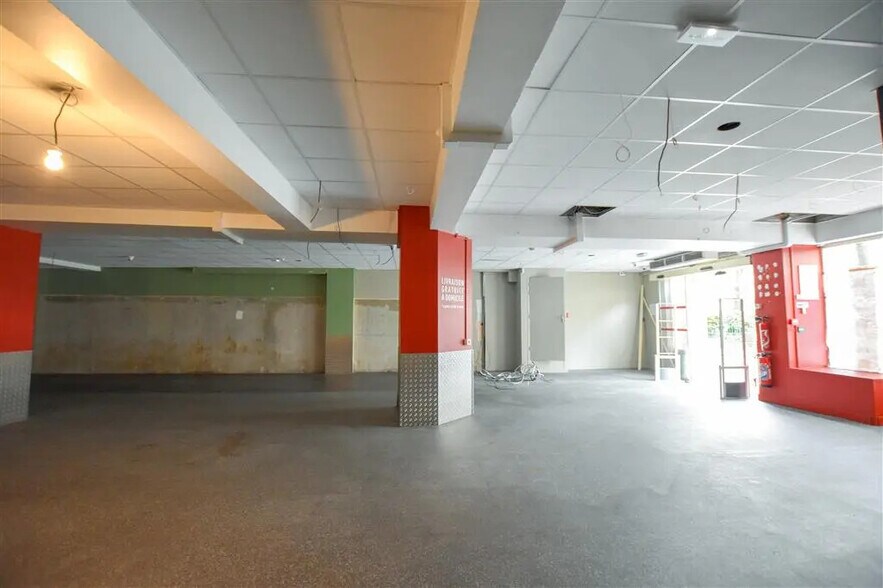 Retail in Paris for lease - Building Photo - Image 1 of 9