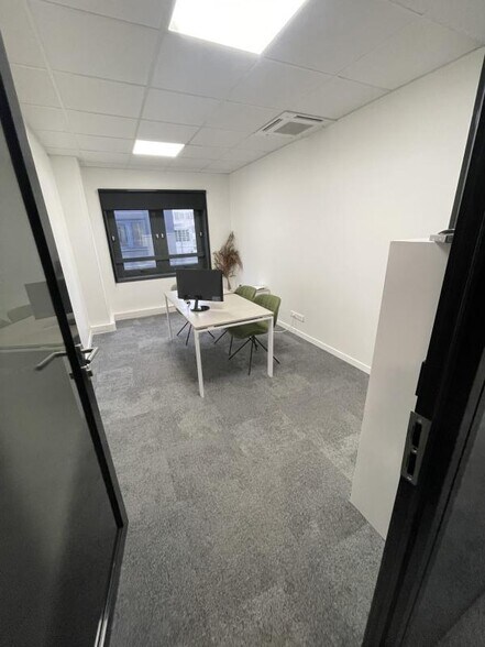 Office in Suresnes for lease - Building Photo - Image 3 of 31