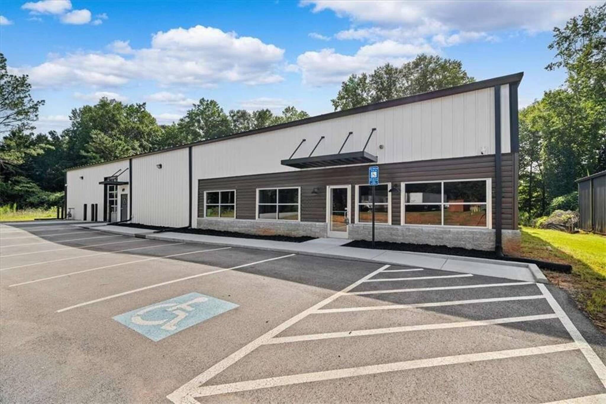 131 Parkwood Cir, Carrollton, GA for lease Building Photo- Image 1 of 2