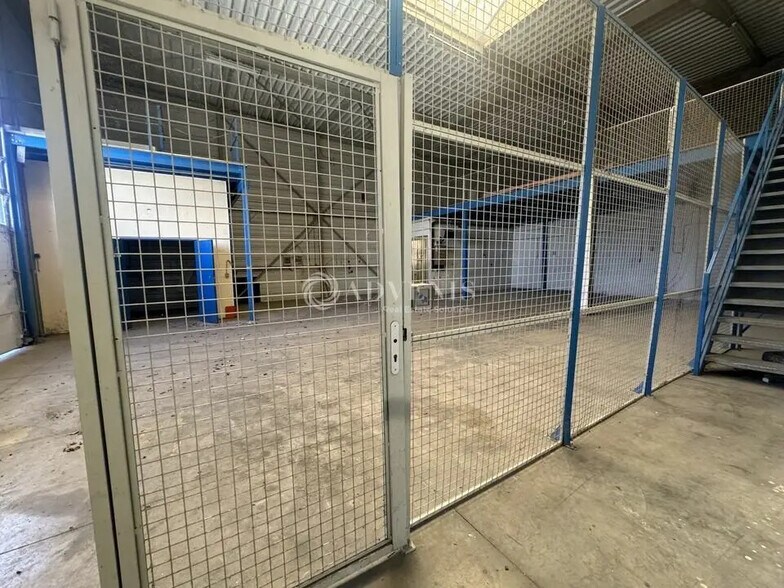 Flex in Claye-Souilly for lease - Interior Photo - Image 3 of 9
