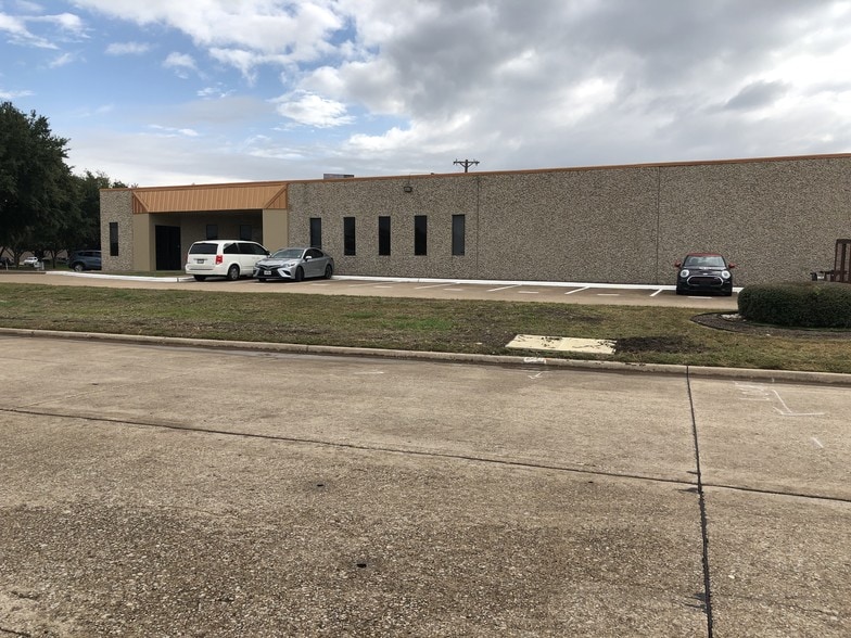 4300-4324 Sunbelt Dr, Addison, TX for lease - Building Photo - Image 3 of 7