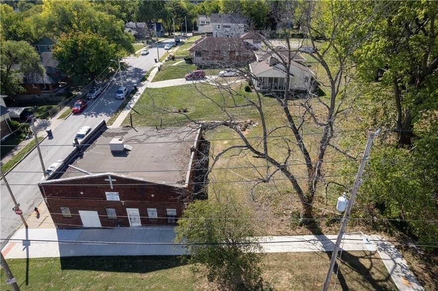1335 E 27th St, Kansas City, MO for sale - Building Photo - Image 2 of 5