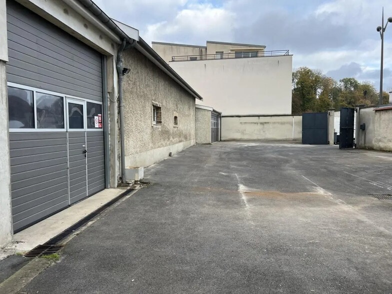 Retail in Cormontreuil for lease - Building Photo - Image 1 of 6