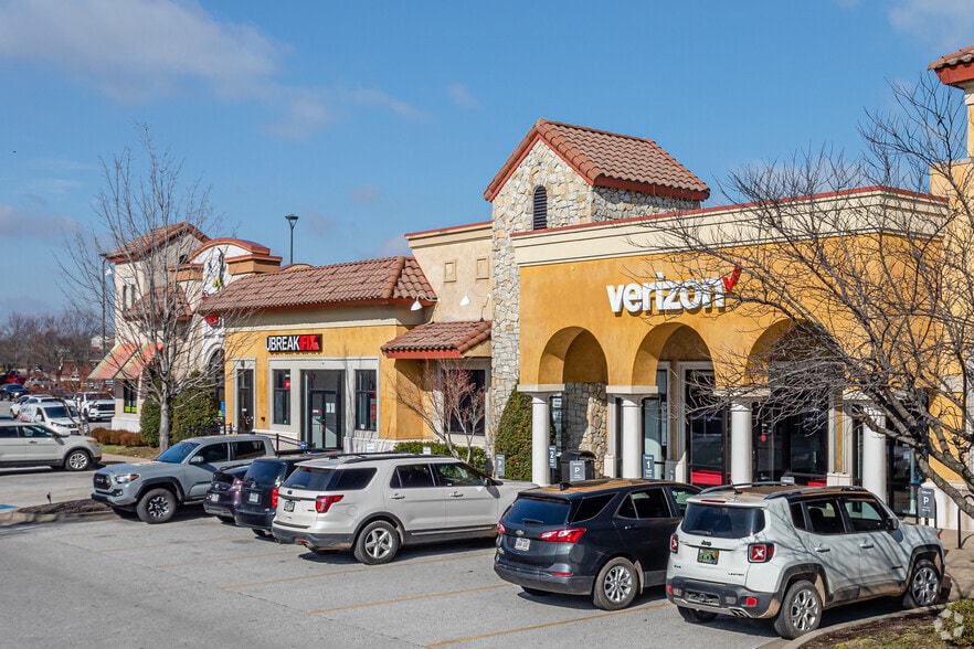 3931 N Shiloh Dr, Fayetteville, AR for lease - Building Photo - Image 3 of 4