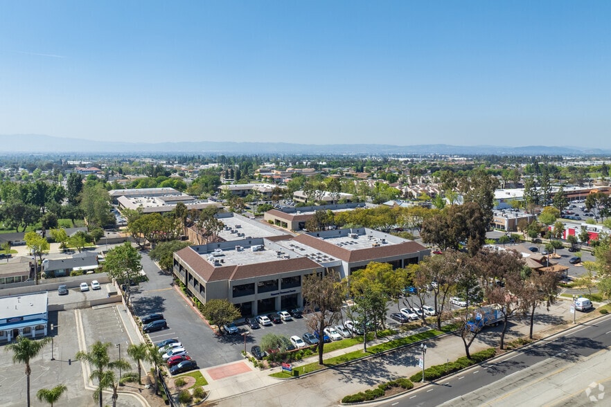 1126 W Foothill Blvd, Upland, CA for lease - Building Photo - Image 1 of 4