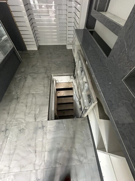 Retail in Paris for lease - Interior Photo - Image 3 of 6