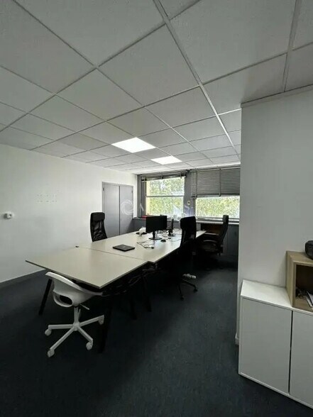 Office in  for lease - Interior Photo - Image 2 of 8