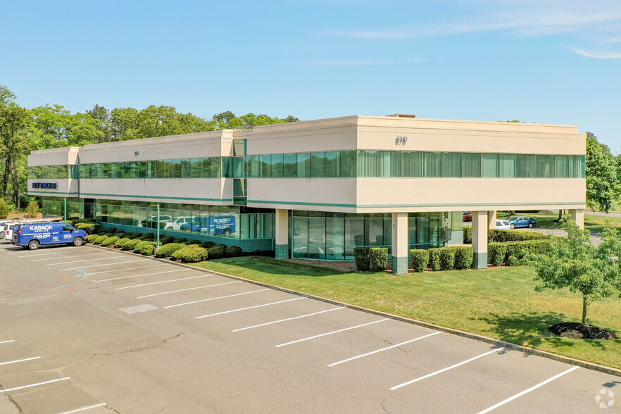 570 Expressway Dr S, Medford, NY for lease - Building Photo - Image 1 of 3