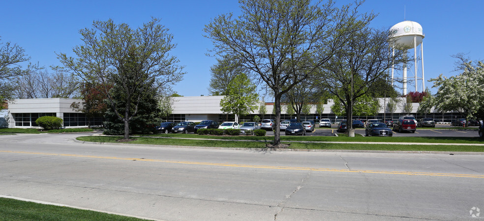 1320 Tower Rd, Schaumburg, IL for lease - Building Photo - Image 2 of 15